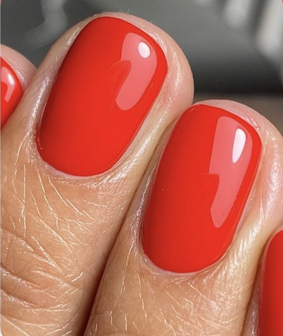Ongles carrés rouge brillant aux cuticules nettes, pose de manucure russe d’Anabelle